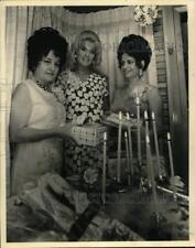 1970 Press Photo Gretchen Roberts, her mother and Mrs. Wallace Ebrecht at event picture