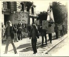 1970 Press Photo Protesters carry picket signs - noc94842 picture