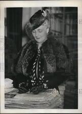 1940 Press Photo Princess Alice, Countess of Athlone at the Canadian Red Cross picture