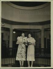 1939 Press Photo Two girls with books in Birmingham-Southern College Library picture
