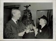 1937 Press Photo Mr. & Mrs. Hall discuss Bundu mask at Pennsylvania U. Museum picture