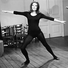 DIANA RIGG THE AVENGERS 8X10 PHOTO Z6213 picture