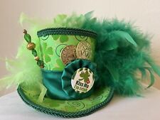 St Patrick’s Day Fastener Kiss Me I’m Irish Lucky Coins Green Feathered Hat picture