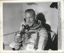 1962 Press Photo Astronaut Scott Carpenter talks to Pres. Kennedy from aircraft picture