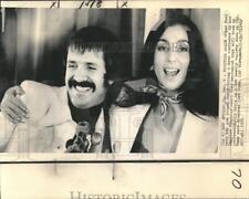 1975 Press Photo Cher Bono puts her arm around Sonny during a news conference. picture