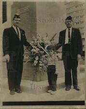1962 Press Photo Patriotic Citizens Honor George Washington at Monument picture