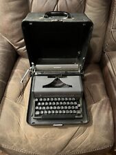 ROYAL ARROW 1940's PORTABLE TYPEWRITER IN VERY GOOD CONDITION WITH CASE. VINTAGE picture