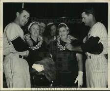 1955 Press Photo Baltimore players Joe Coleman and Mickey Vernon with their Moms picture