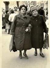 1989 Photo Two Beautiful Old Ladies Grannys Walk B&W Vintage Photo Snapshot picture