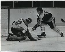 1974 Press Photo Green Bay's Viens Shoots On Admiral's Hockey Goalie Anderson picture