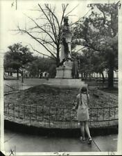 1974 Press Photo Young Girl Views John McDonogh Monument, Lafayette Square picture