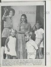 1971 Press Photo Mrs. Mary Irwin and children leave home in Houston, Texas picture