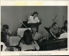1988 Press Photo Conductor Gisele Ben-Dor rehearses the Houston Youth Symphony. picture