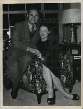 1946 Press Photo Producer Mervyn LeRoy and Kitty Spiegel Announce Wedding picture