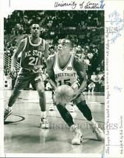 1991 Press Photo John Gwynn runs past Rodney Monroe in a basketball match picture