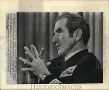 1970 Press Photo Admiral Elmo Zumwalt answers questions at D.C. news conference picture