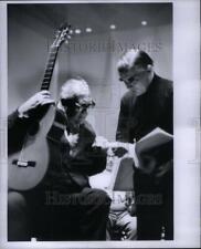 1967 Press Photo Andres Segovia Spanish guitarist Ford - RRU61877 picture
