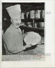 1958 Press Photo Musician George Liberace Makes Pizza in Dallas, Texas picture