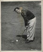 1947 Press Photo Robert Sterling playing a round of golf - kfx28281 picture