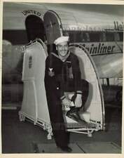1943 Press Photo Actor and Coast Guardsman Victor Mature at Washington airport picture