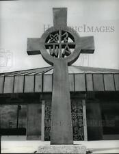 1973 Press Photo Steel cross at entrance of new St. Mary's Roman Catholic Church picture