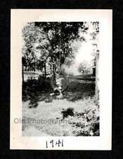 1941 LITTLE GUY PLAYING TIRE SWING SUMMER FUN OLD/VINTAGE PHOTO SNAPSHOT- K964 picture