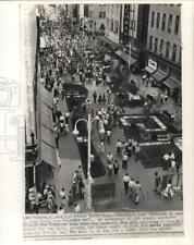 1959 Press Photo Crowds Wander through New Toledo, Ohio, Shoppers Mall picture
