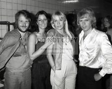 ABBA LEGENDARY SWEDISH POP MUSIC GROUP - 8X10 PUBLICITY PHOTO (DA-351) picture