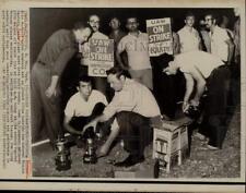 1970 Press Photo UAW workers prepare to strike against GM in Martinsburg, WV picture