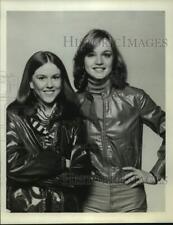 Press Photo Two actresses pose for a photograph. - sap51753 picture