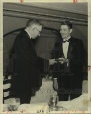 1940 Press Photo Dr. Clarence Poe presents agriculture award to Justin Wilson. picture
