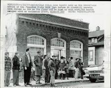 1957 Press Photo Crowd outside Pewaukee State Bank after robbery, Brookfield, WI picture
