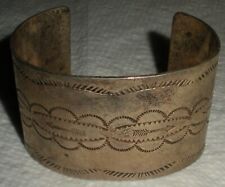 ANTIQUE NAVAJO EARLY ARROW & CLASSIC STAMPWORK STERLING SILVER BRACELET vafo picture