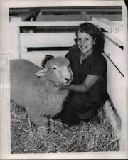 1952 Press Photo Susan Swearingen Brushes her Lamb in 4-H Barns at Oregon State picture