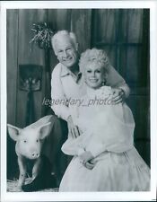 1990 Eddie Albert Eva Gabor and Arnold the Pig Original News Service Photo picture