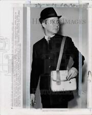 1968 Press Photo Sam Smith wears Nehru suit with manbag in New York - pio36984 picture