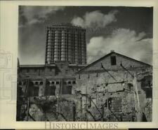 1961 Press Photo The old building contrasts sharply with a new skyscraper hotel. picture