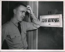 1954 Press Photo Lt John Pendergast at Lockbourne AFB with sign in Russian picture