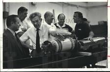 1987 Press Photo Alan Hussey, Solus Schall, Explains Pipeline X-Ray Crawler picture