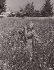 1937 Press Photo Actress and Singer Della Lind Playing in a Wild Flower Field picture