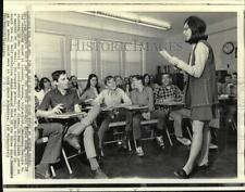 1971 Press Photo Mrs. Clara Shub teaches music class at Linwood high school picture