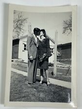 (AdA) FOUND PHOTO Photograph Snapshot Vintage Man Woman Kissing Kiss Grass Yard picture