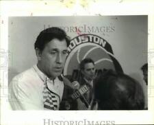 1992 Press Photo Interim Rockets coach Rudy Tomjanovich at a news conference picture