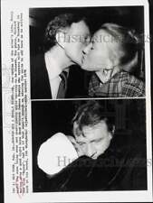 1976 Press Photo Actor Richard Burton gets a kiss from Jeanne Ruskin and a fan picture
