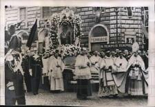 1954 Press Photo Pilgrims marched through Rome, Italy in Marian Year ceremony. picture