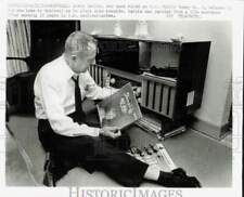 1969 Press Photo Alvin Karpis plays records, relaxes in his new home in Montreal picture