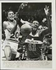 1981 Press Photo Geoff Huston & Elvin Hayes in Mavericks vs Bullets NBA game, TX picture