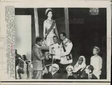 1966 Press Photo Duke of Kent presents constitution to Forbes Burnham in Guyana. picture