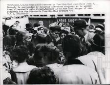 1960 Press Photo Sen. John F. Kennedy surrounded by supporters in Milwaukee picture