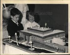 Press Photo Kids admire cake at dedication of Child's Hospital, Albany, New York picture